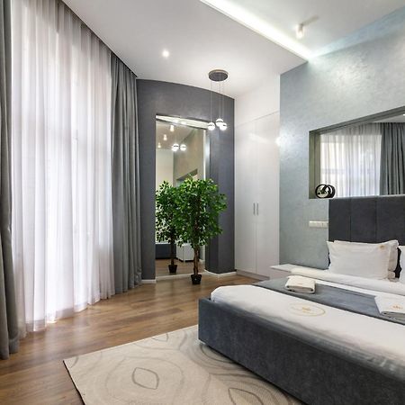 Royal Apartment On Franka 28 Lviv Bagian luar foto
