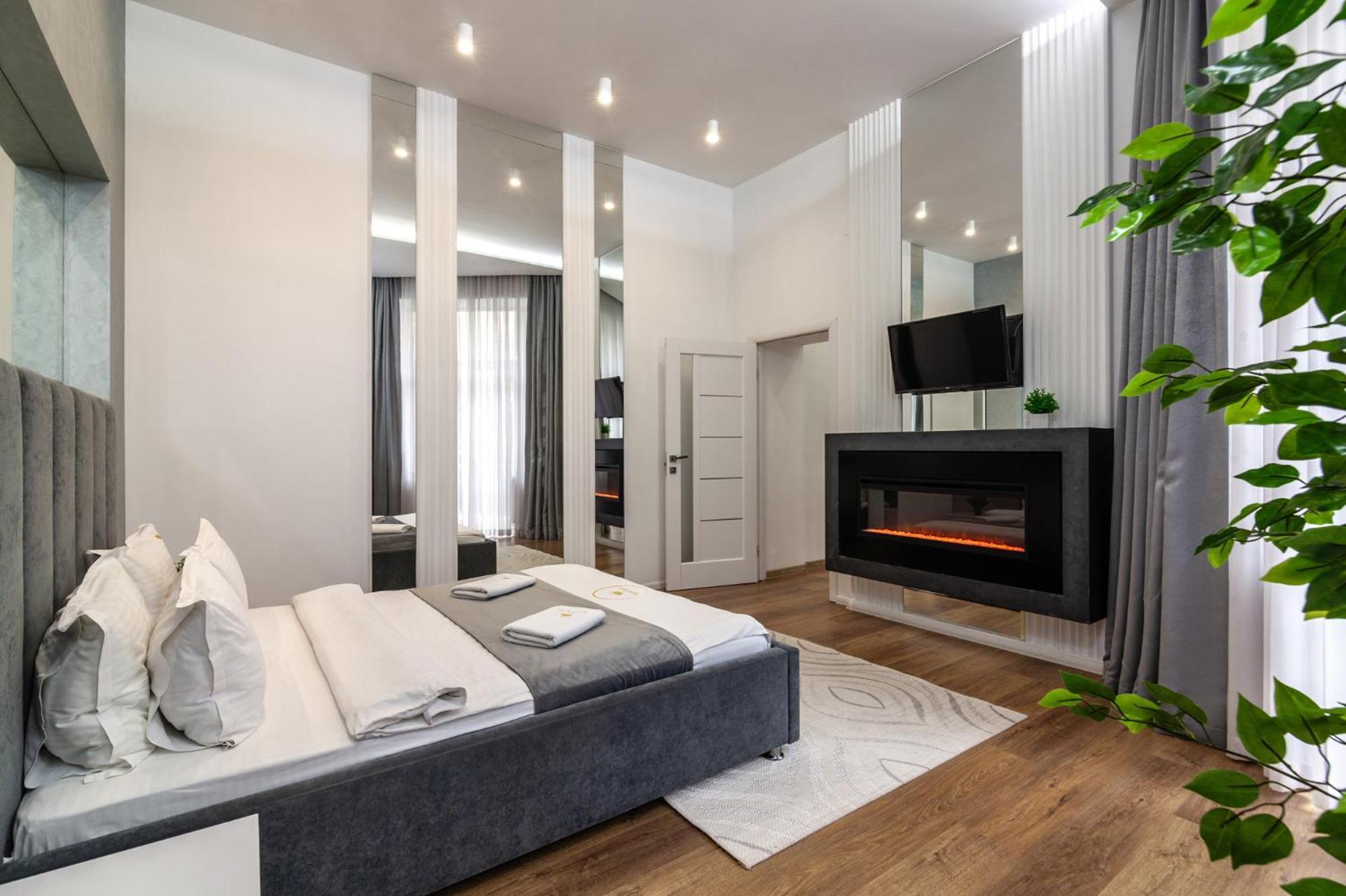 Royal Apartment On Franka 28 Lviv Bagian luar foto
