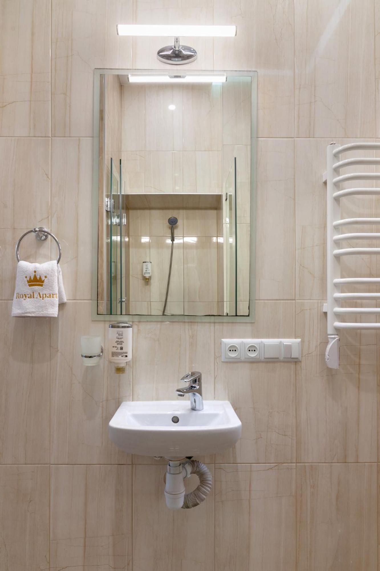 Royal Apartment On Franka 28 Lviv Bagian luar foto