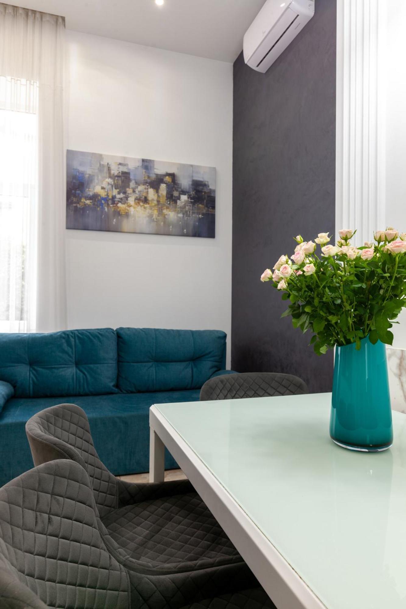Royal Apartment On Franka 28 Lviv Bagian luar foto