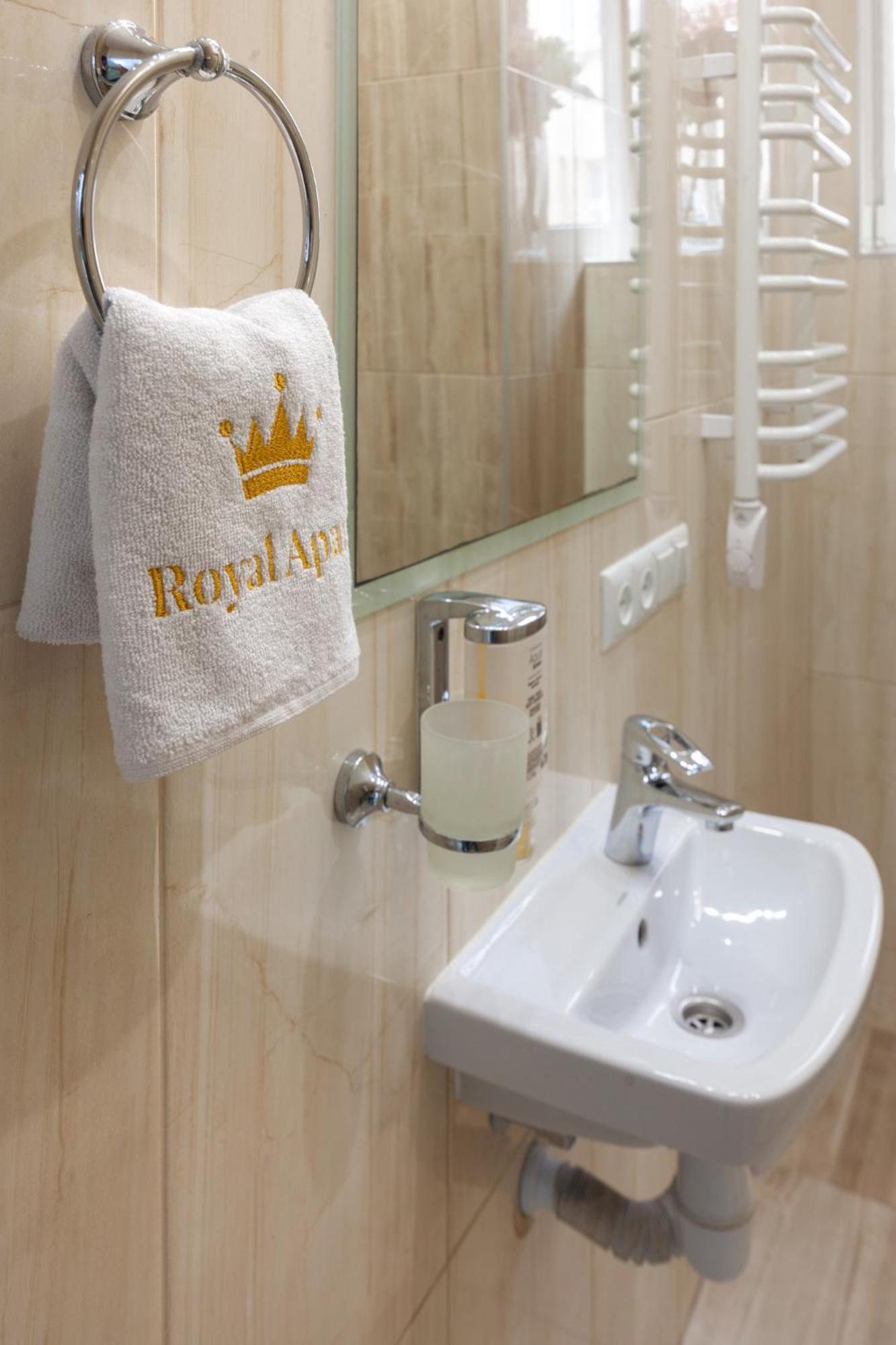 Royal Apartment On Franka 28 Lviv Bagian luar foto