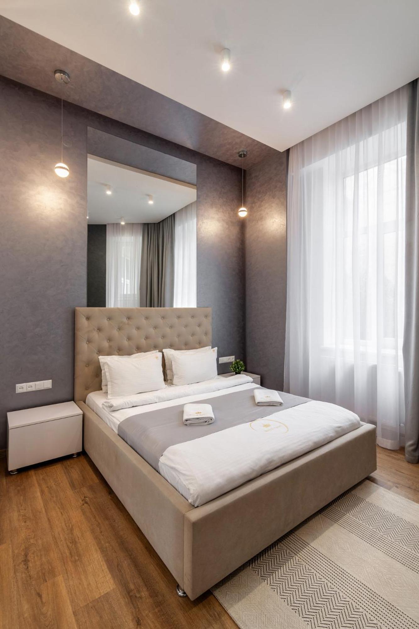 Royal Apartment On Franka 28 Lviv Bagian luar foto