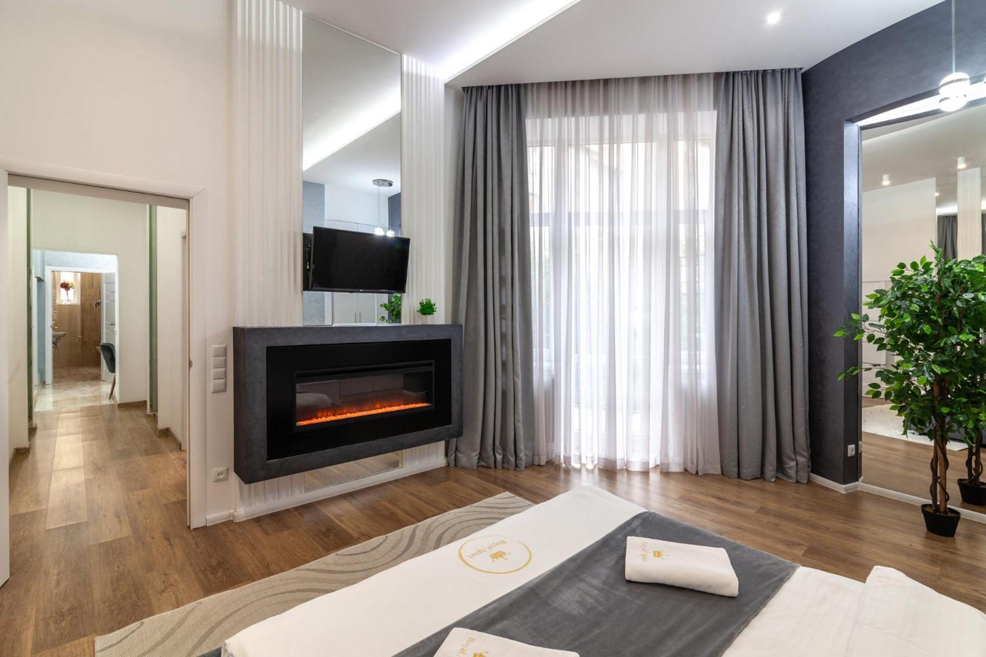 Royal Apartment On Franka 28 Lviv Bagian luar foto