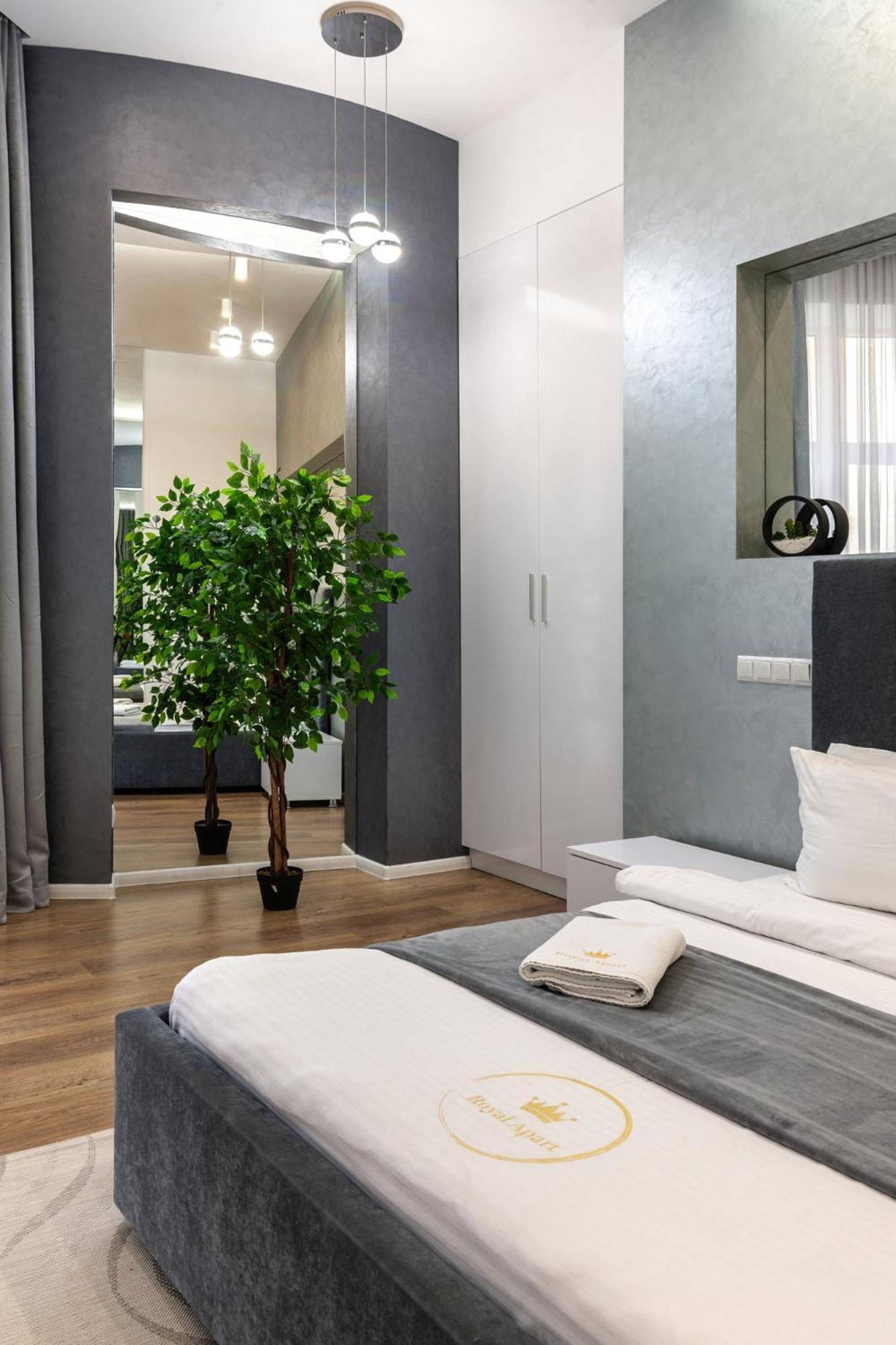 Royal Apartment On Franka 28 Lviv Bagian luar foto