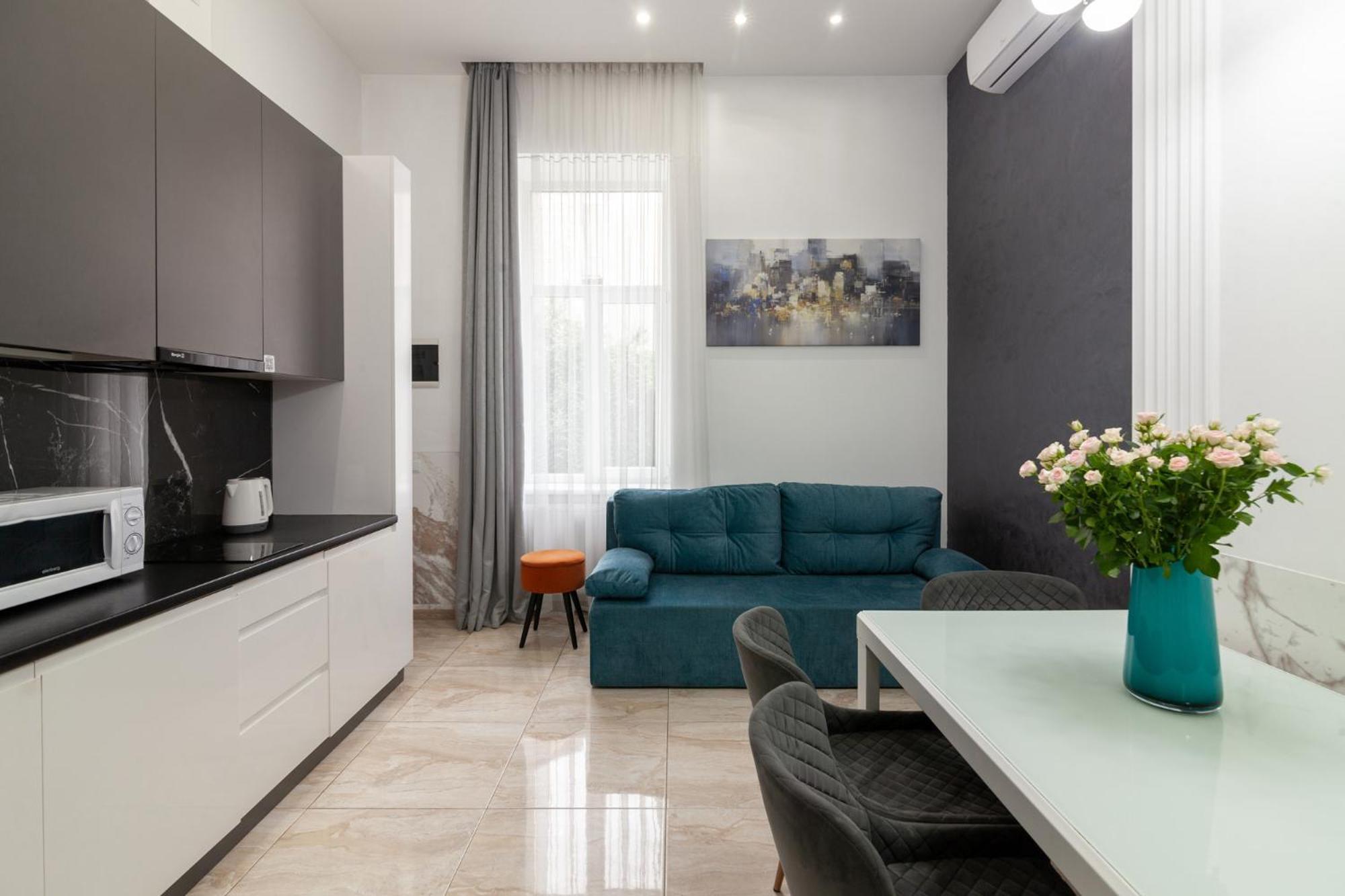 Royal Apartment On Franka 28 Lviv Bagian luar foto