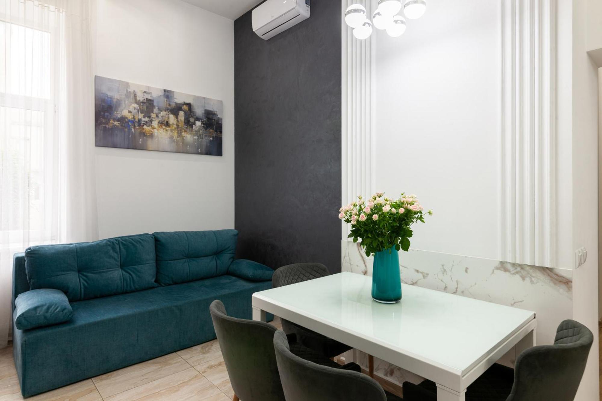 Royal Apartment On Franka 28 Lviv Bagian luar foto