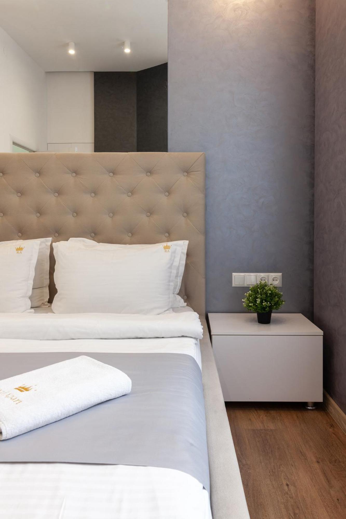 Royal Apartment On Franka 28 Lviv Bagian luar foto