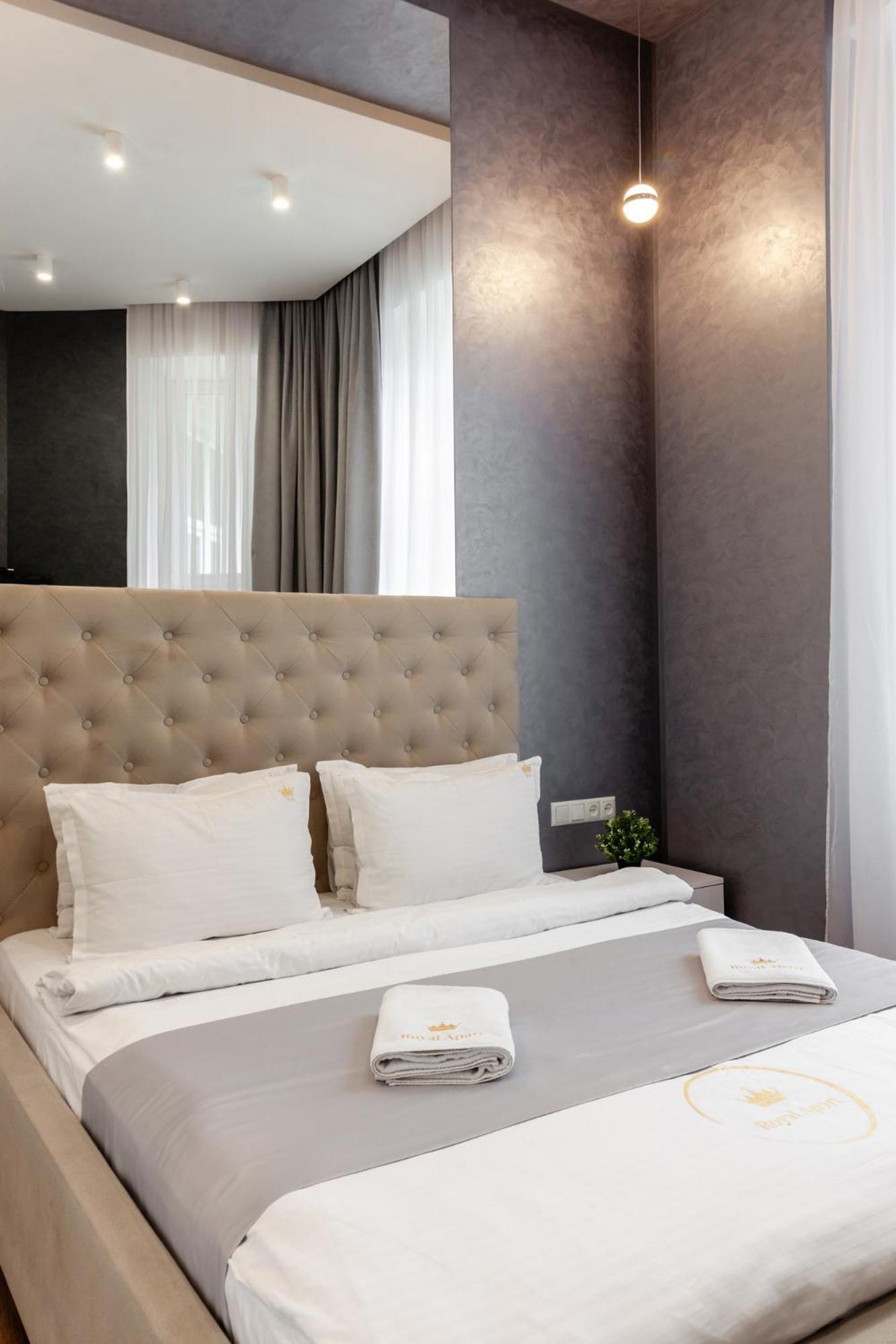 Royal Apartment On Franka 28 Lviv Bagian luar foto
