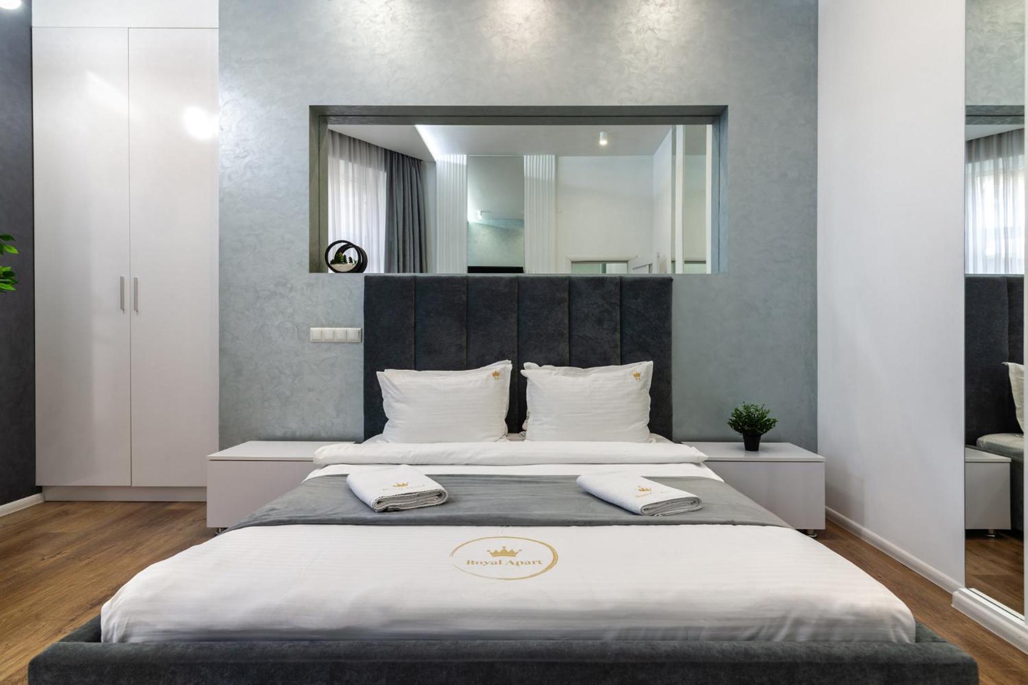 Royal Apartment On Franka 28 Lviv Bagian luar foto