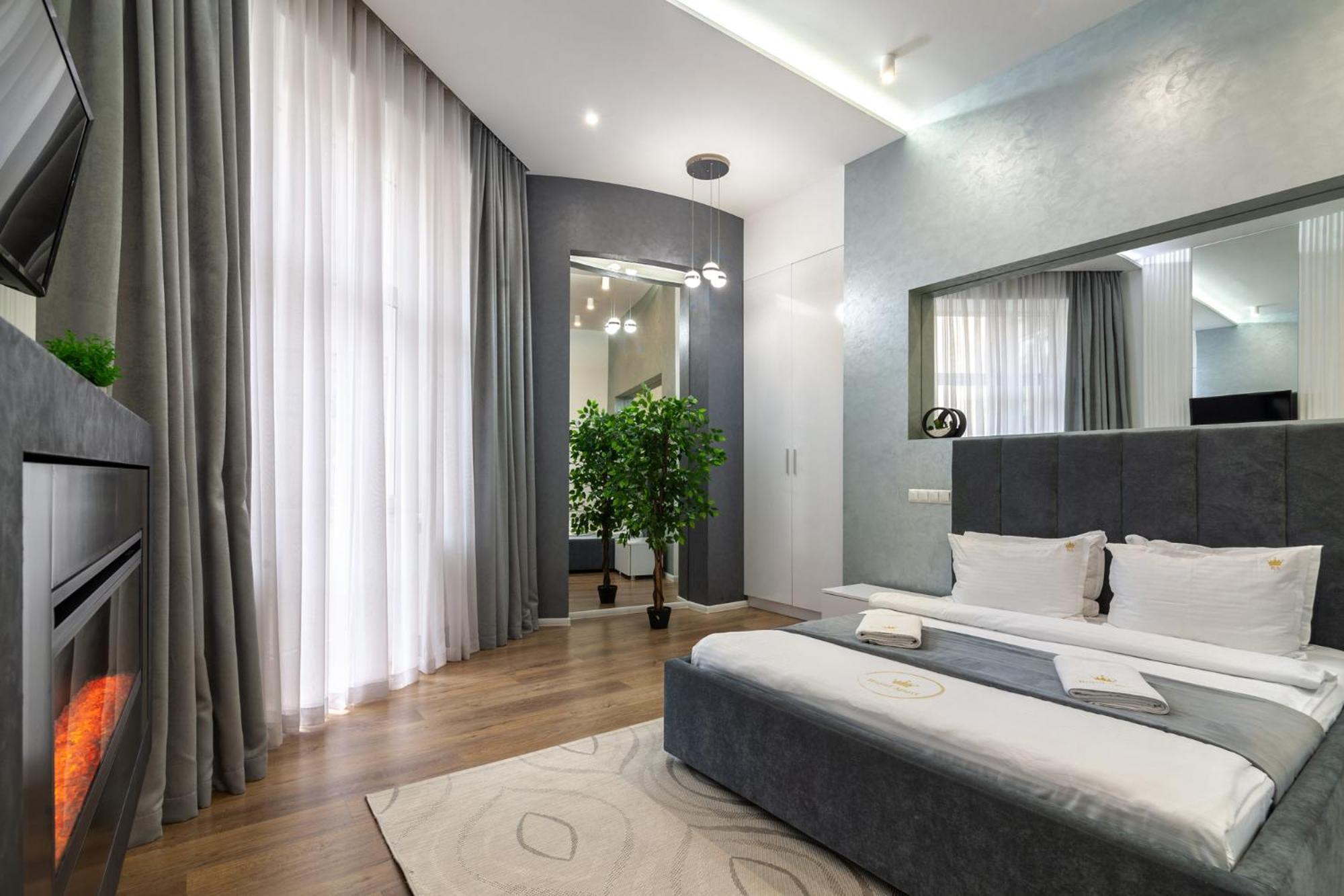 Royal Apartment On Franka 28 Lviv Bagian luar foto
