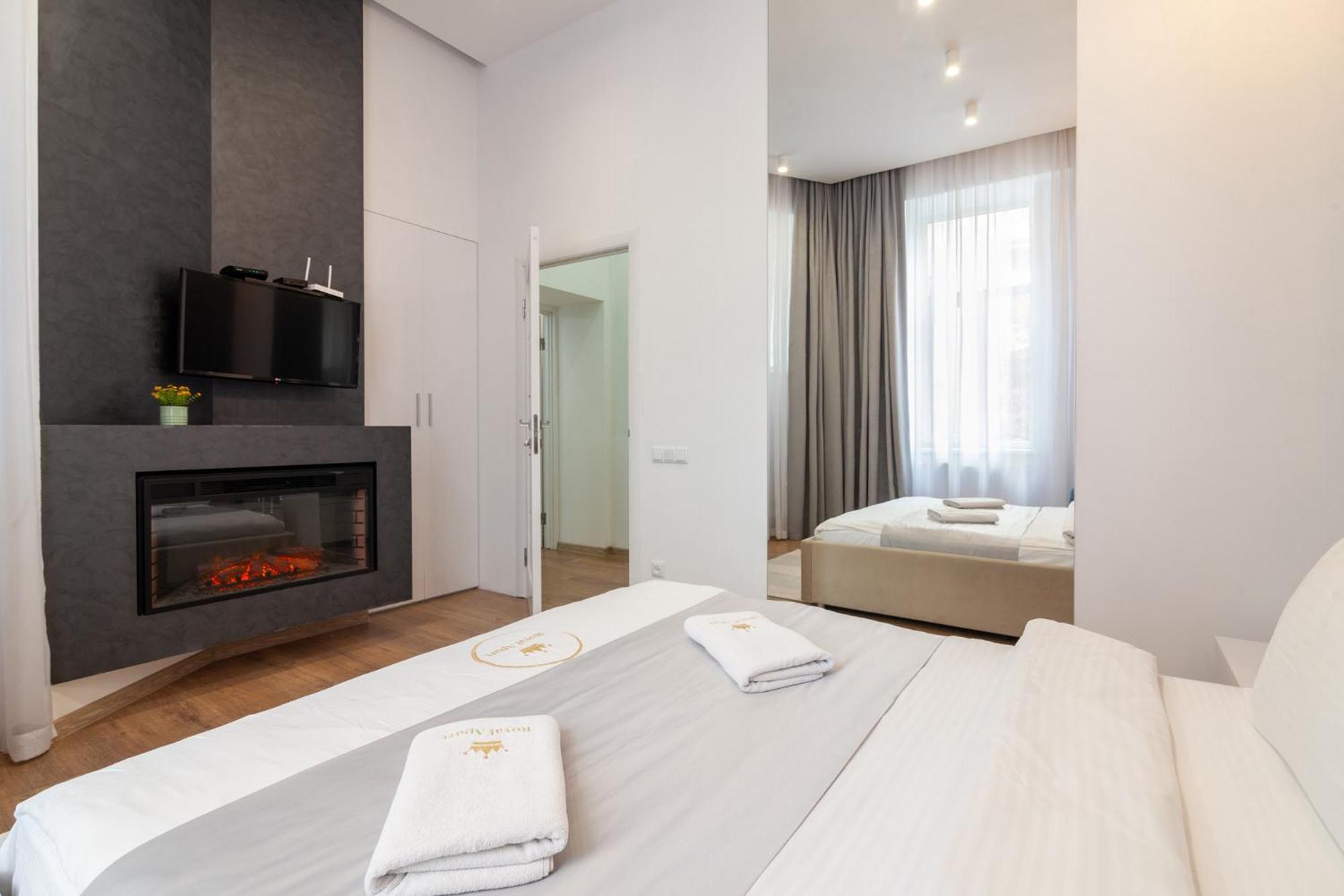 Royal Apartment On Franka 28 Lviv Bagian luar foto