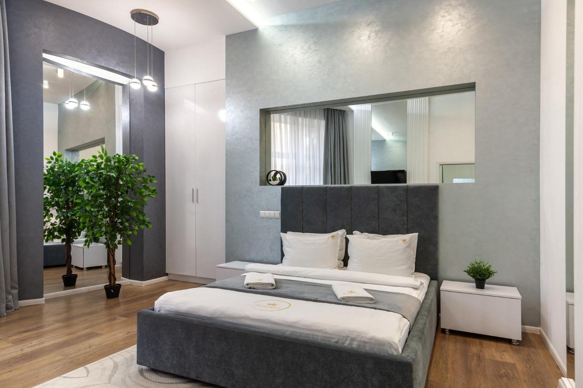 Royal Apartment On Franka 28 Lviv Bagian luar foto